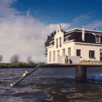 De Pastorie. Op een platform in de trekvaart voor zijn huis op de kade